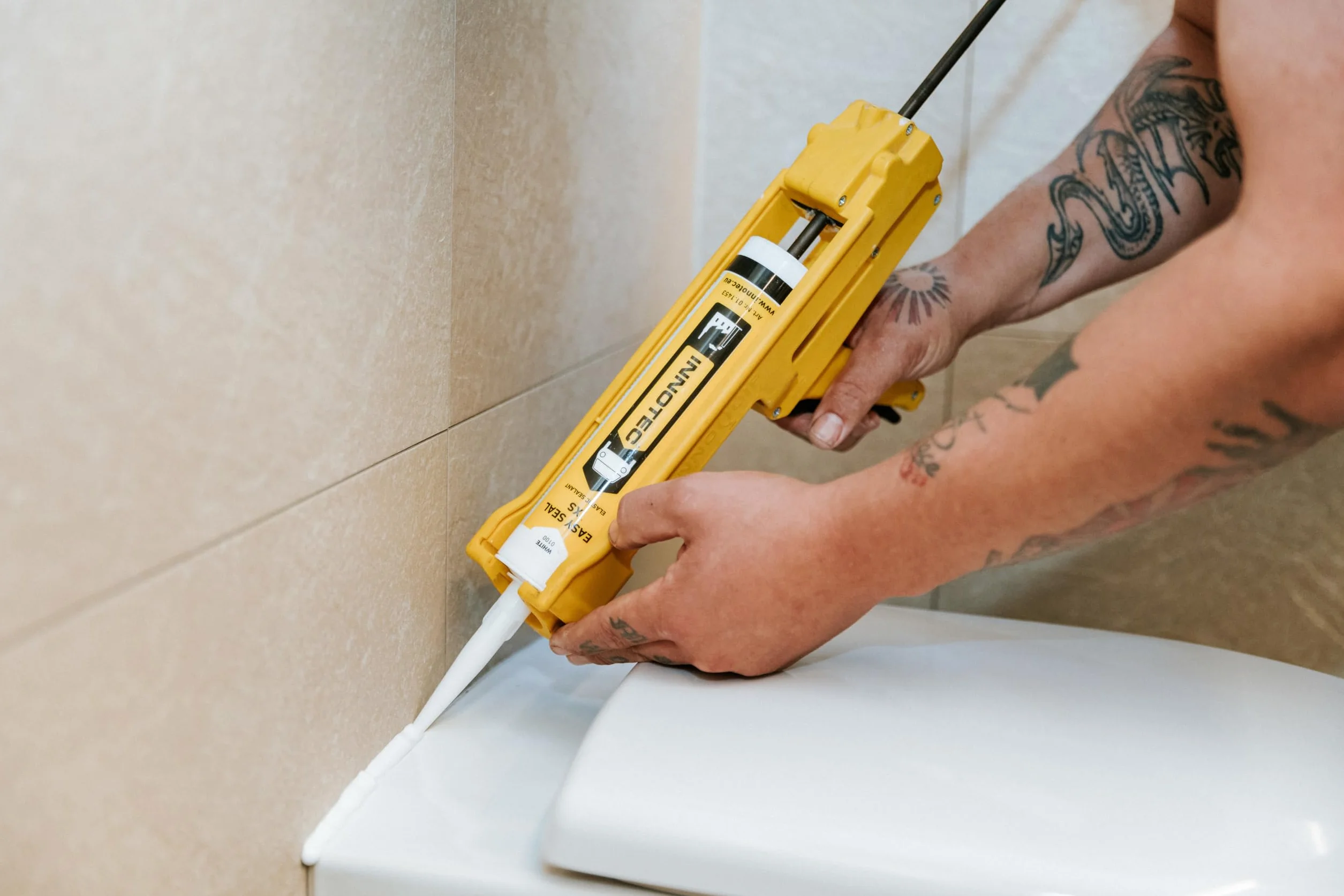 Innotec Easy Seal XS - Sigillante in silicone per sanitari, sigillante per interni ed esterni, silicone per sigillatura e stuccatura in sanitari e cucina, 2 pezzi