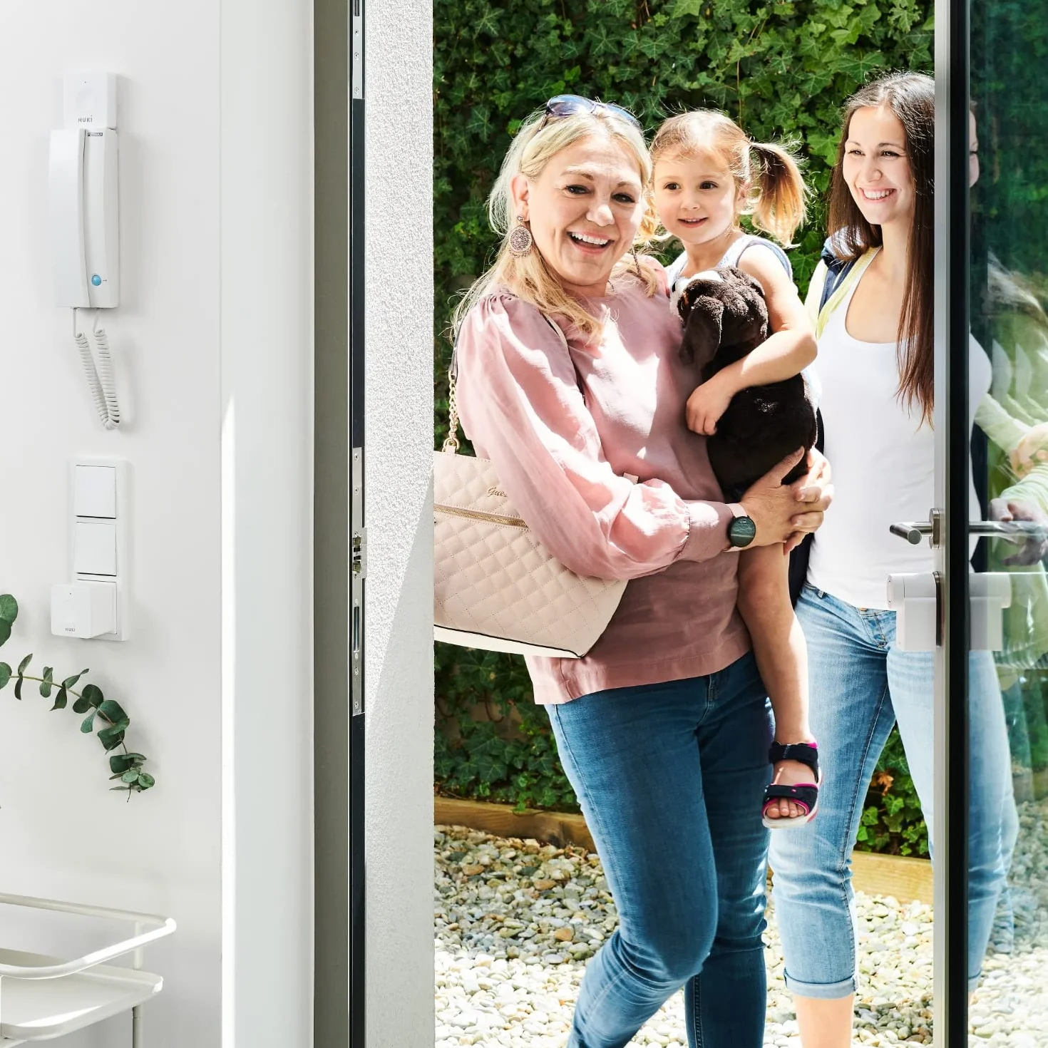 Nuki Opener, serratura elettronica per il condominio, necessario l'uso del Nuki Bridge, comando del citofono tramite smartphone, apriporta automatico case multifamiliari, Smart Home, bianco