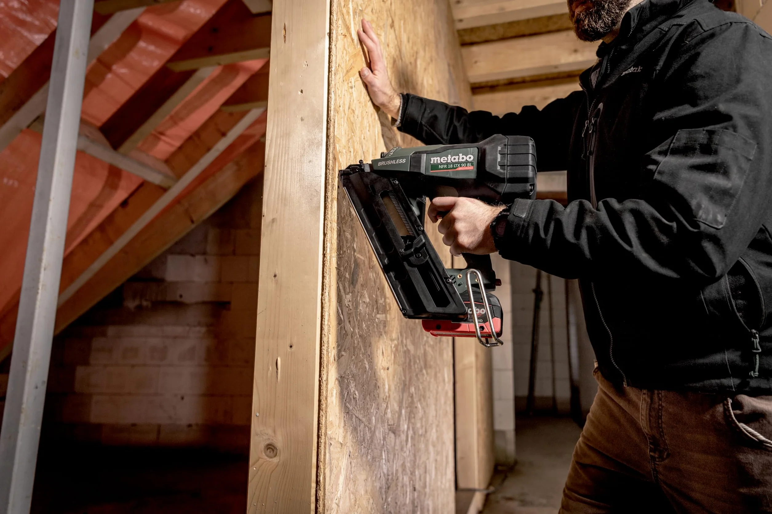Metabo chiodatrice a batteria NFR 18 LTX 90 BL – 612090840 – 18 V – Con tecnologia a percussione pneumatica per lavori versatili di pavimentazione e installazione – Senza batteria e caricabatterie