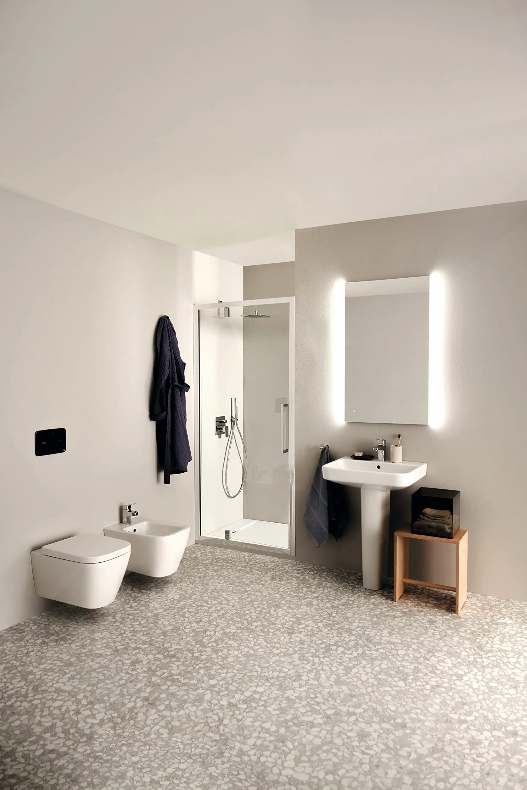 Ideal Standard - i.life B Lavabo da 55 cm con foro centrale per la rubinetteria aperto e foro del troppopieno. Colonna, semicolonna e sifone d'arredo da acquistare separatamente. Bianco