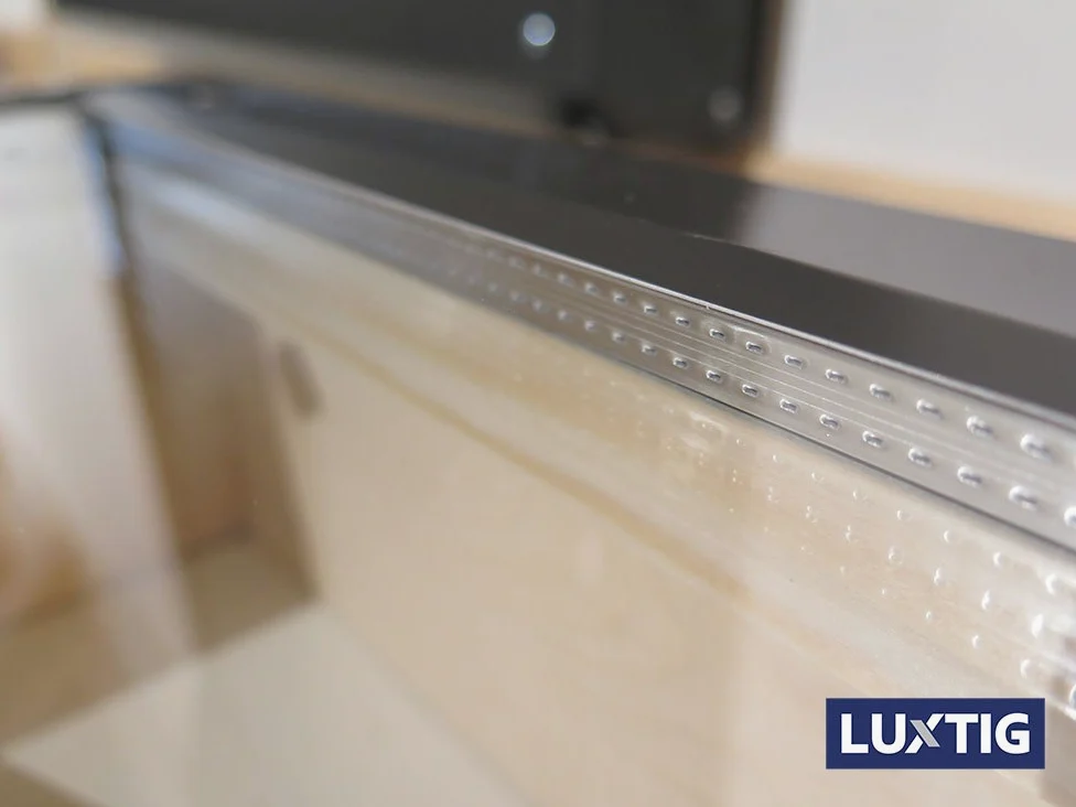 Lucernario per Tetto Finestra Mansarda Skylight Legno Alluminio a Vasistas - Doppio Vetro - Isolamento - Permette anche Fisicamente di uscire dal Lucernario - Dimensioni Misure cm 55X98