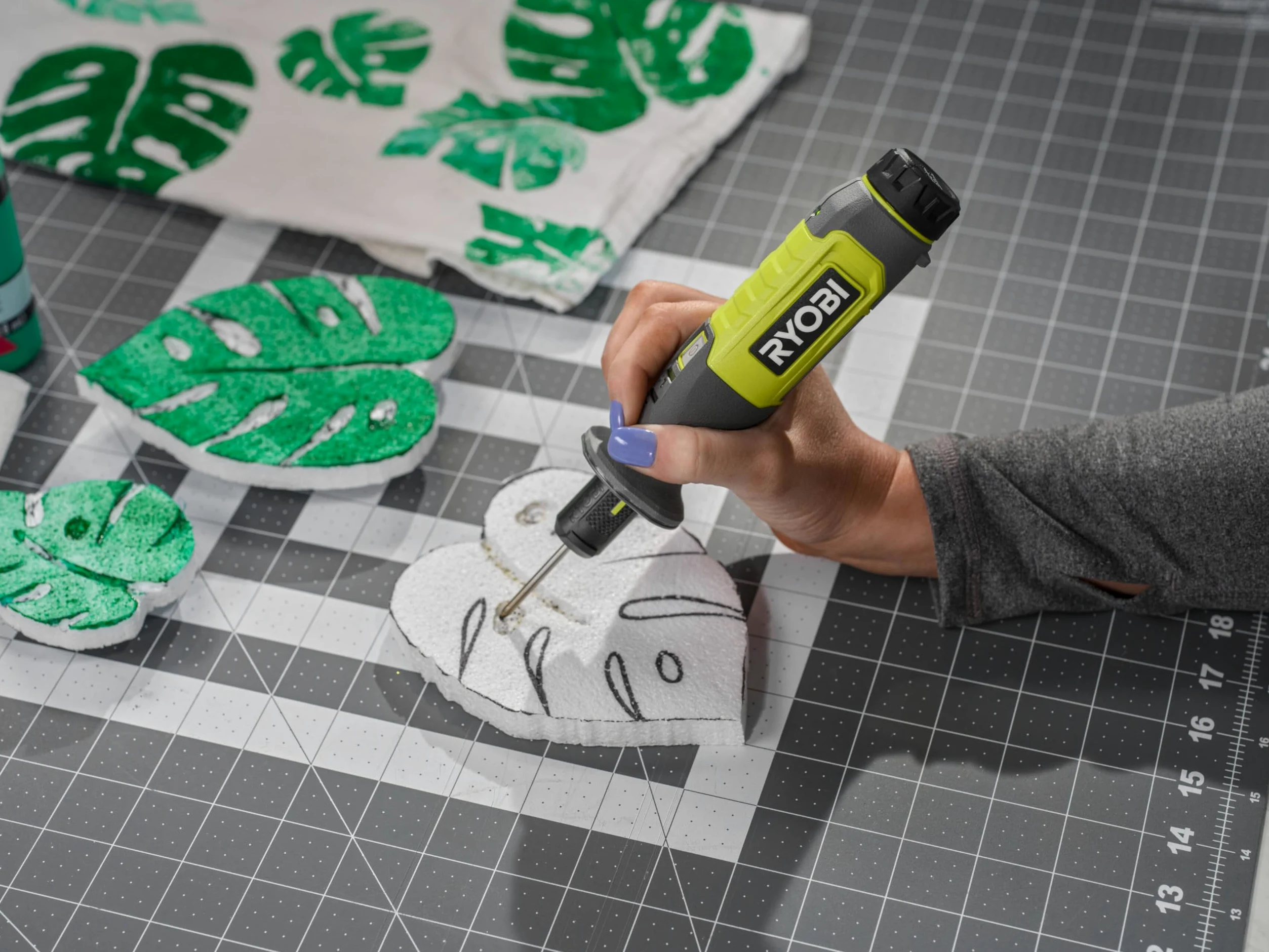 RYOBI - Taglierina a filo caldo 4V USB al litio - 450°C - Viene fornita con 5 accessori - Cavo USB-C & 1 batteria 4V 2,0Ah USB al litio - RHC4-120G