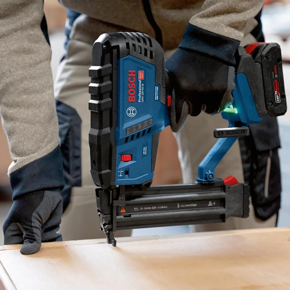 Bosch Professional 18V System Chiodatrice legno GNH 18V-50 M (azion.sing./a contatto,idonea per i seguenti chiodi: 16–54 mm,18 GA (1,2 mm) e ang. caricatore da 0°, L-BOXX, senza batt./caricabatt.)