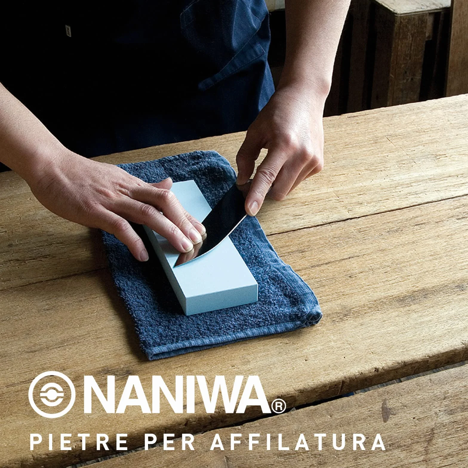 Sanelli Ambrogio, Naniwa Chosera, Pietra Affilacoltelli Professionale, Grana #3000, per la Finitura di Coltelli per Pesce Crudo, Frutti di Mare, Verdura, Splash&Go, Supporto Incluso, Made in Japan