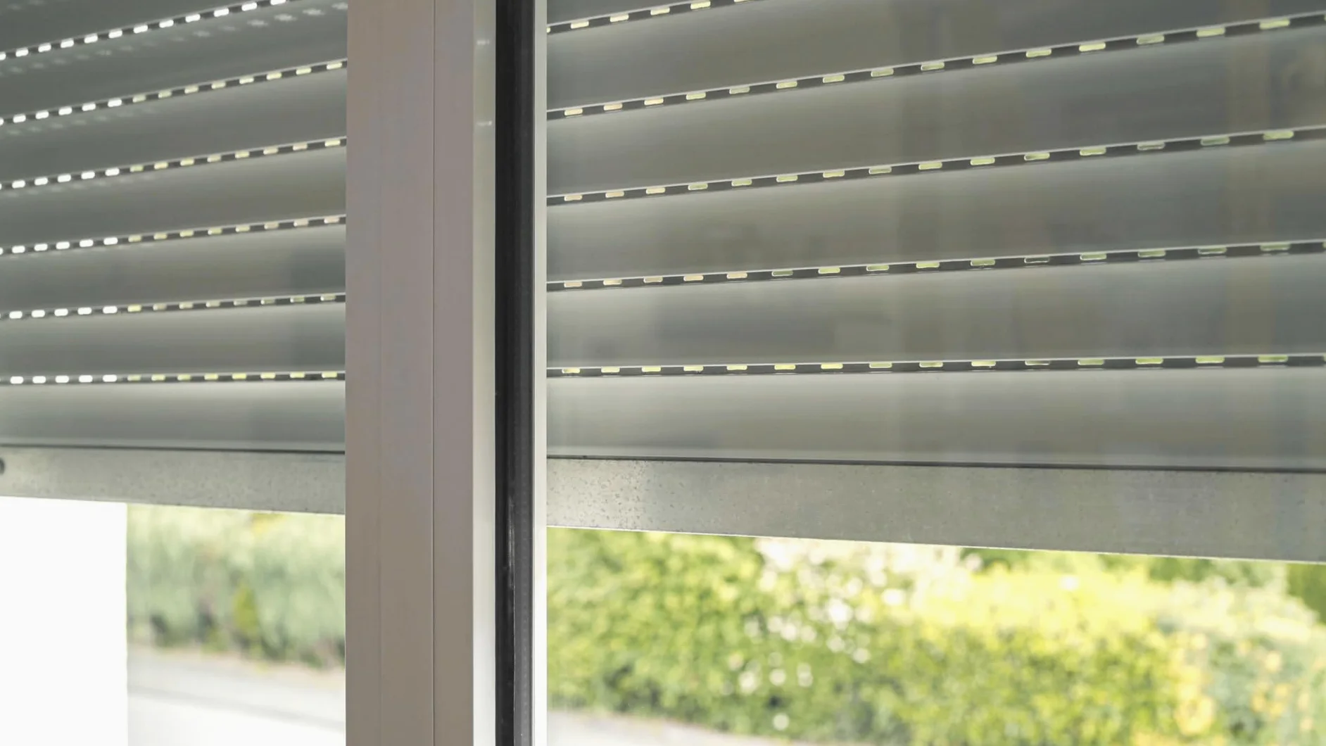 Schellenberg 39054 - Set di tapparelle a soffitto per finestre, sistema di tapparelle Mini, PVC, 75 x 90 cm, bianco/grigio, regolabile in altezza e larghezza, incl. isolamento EPS e accessori per il