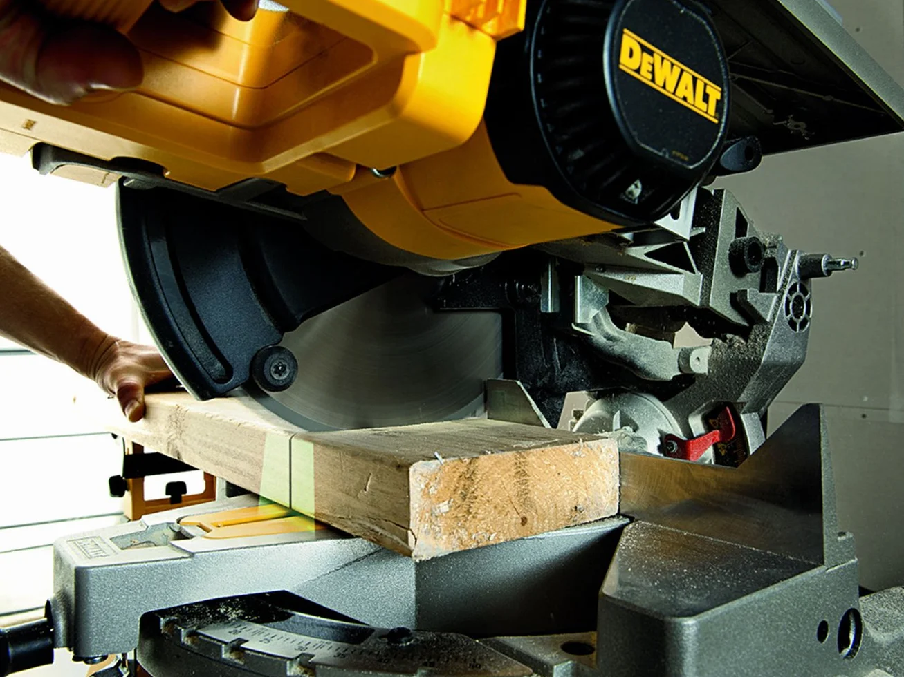 DEWALT troncatrice pianetto 305mm 1600W, D27113-QS