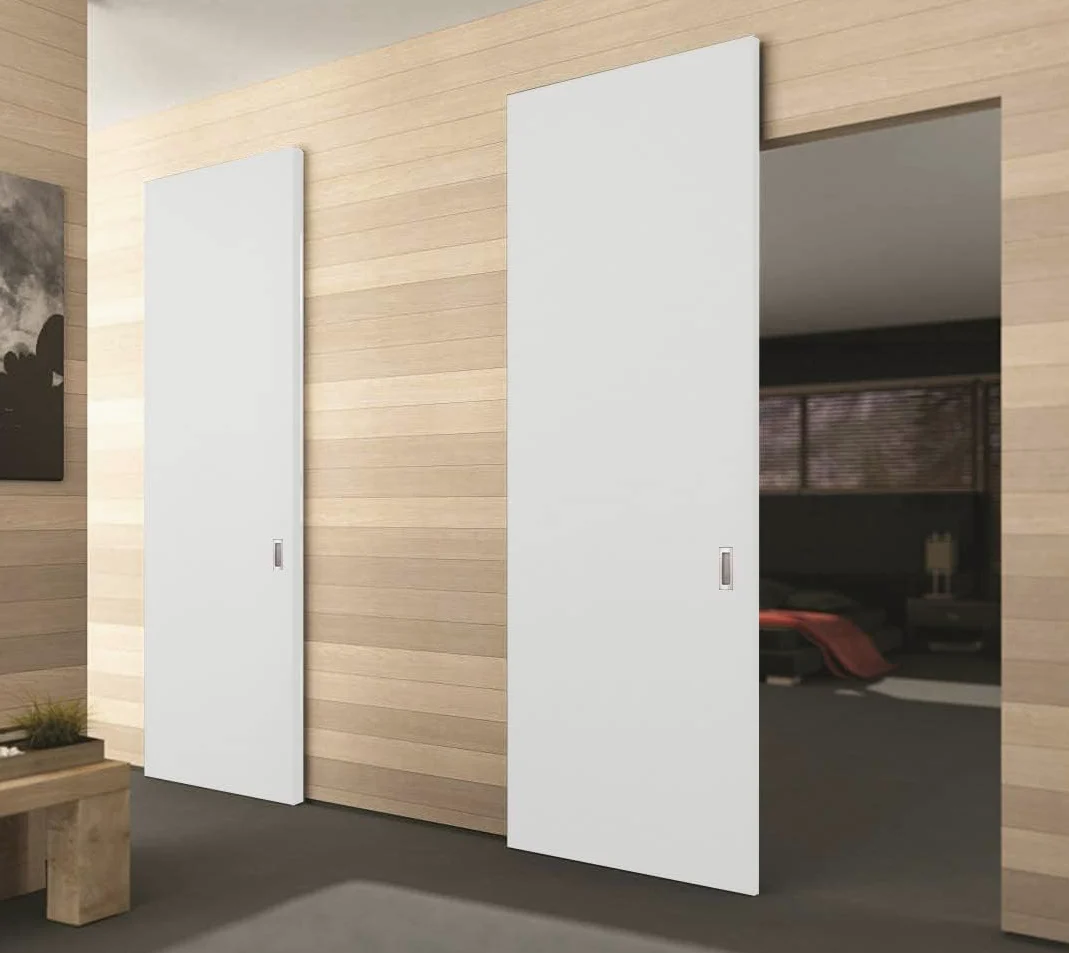 Porte Italiane, Porta Bianca Scorrevole Esterno Muro Fresato con Binario Invisibile MAGICAL 1200, Senso di Apertura Reversibile, Pronta all'Installazione, 90x230 cm, con Maniglia Argento Semi-Lucido