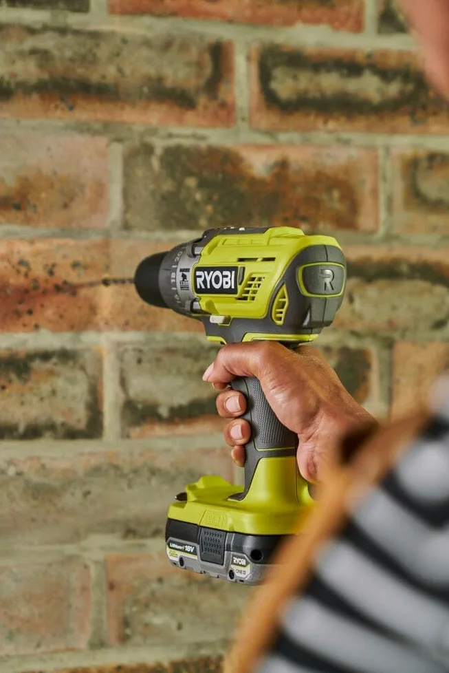 Ryobi R18PD32-1C20G, Trapano a Percussione a Batteria 18V ONE+, 2 Velocità, 24 Posizioni di Coppia, Ideale per Forare Legno e Muratura, Luce LED, 1 Batteria al Litio 2.0Ah e 1 Caricabatterie