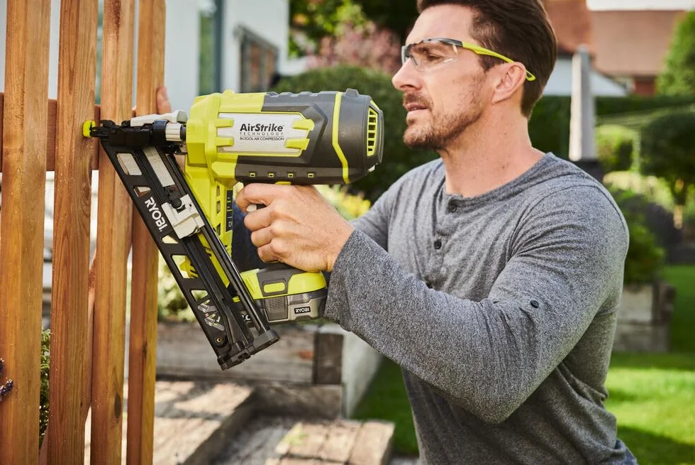 Ryobi R15GN18-0, Groppinatrice Angolata 18V 15GA, Batteria 18V ONE+ Non Inclusa, Compatibile con Groppini Angolati 15GA da 24 a 64mm, con Pulsante LED di Attivazione Incluso