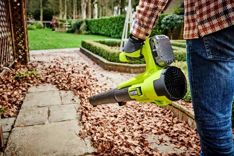 Ryobi RC18120-140XG, Kit Batteria al Litio 18V One+ 4.0Ah e Caricabatteria Rapido 2.0A, Batteria di Lunga Durata con 4 Indicatori dello Stato di Carica, Tecnologia IntelliCell, Fai da Te