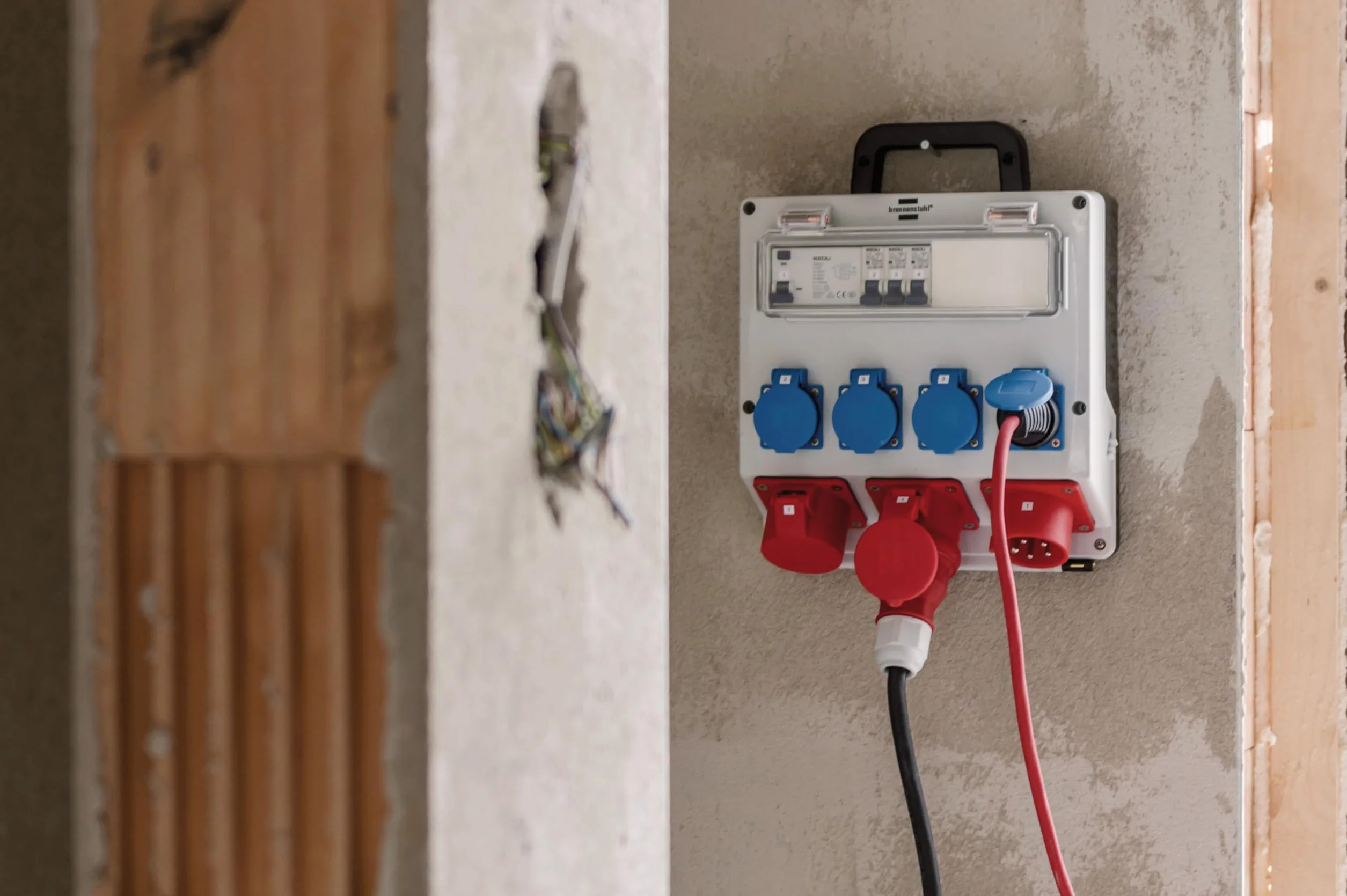 Brennenstuhl Distributore da parete IP44 (distributore di corrente per fissaggio a parete 32 A, con interruttore di protezione personale FI 30 mA), 4/32 IP44, grigio chiaro/nero