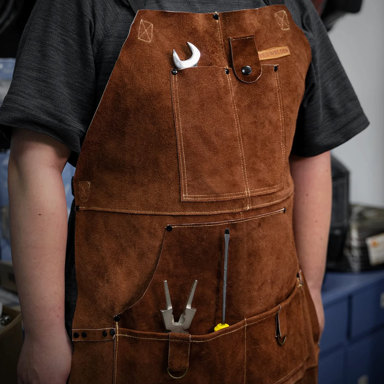 YESWELDER Grembiule da saldatura in pelle con 6 tasche Grembiule da saldatore in pelle bovina resistente al calore e alla fiamma, regolabile per saldatori, uomini e donne, lunghezza 1 m