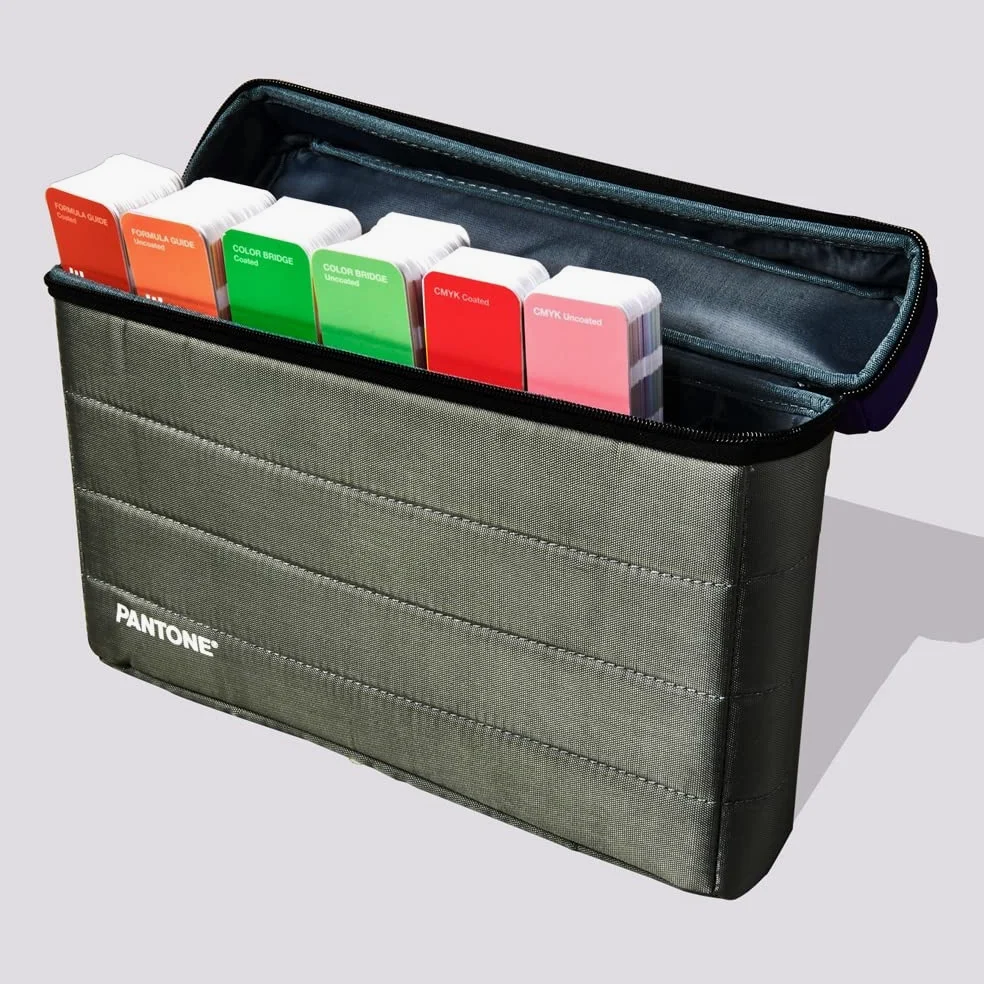 Pantone GPG301B Essentials Guide Set - Set di Mazzette di Riferimento dei Colori Rivestiti e Non Rivestiti in una Disposizione Cromatica dei Colori