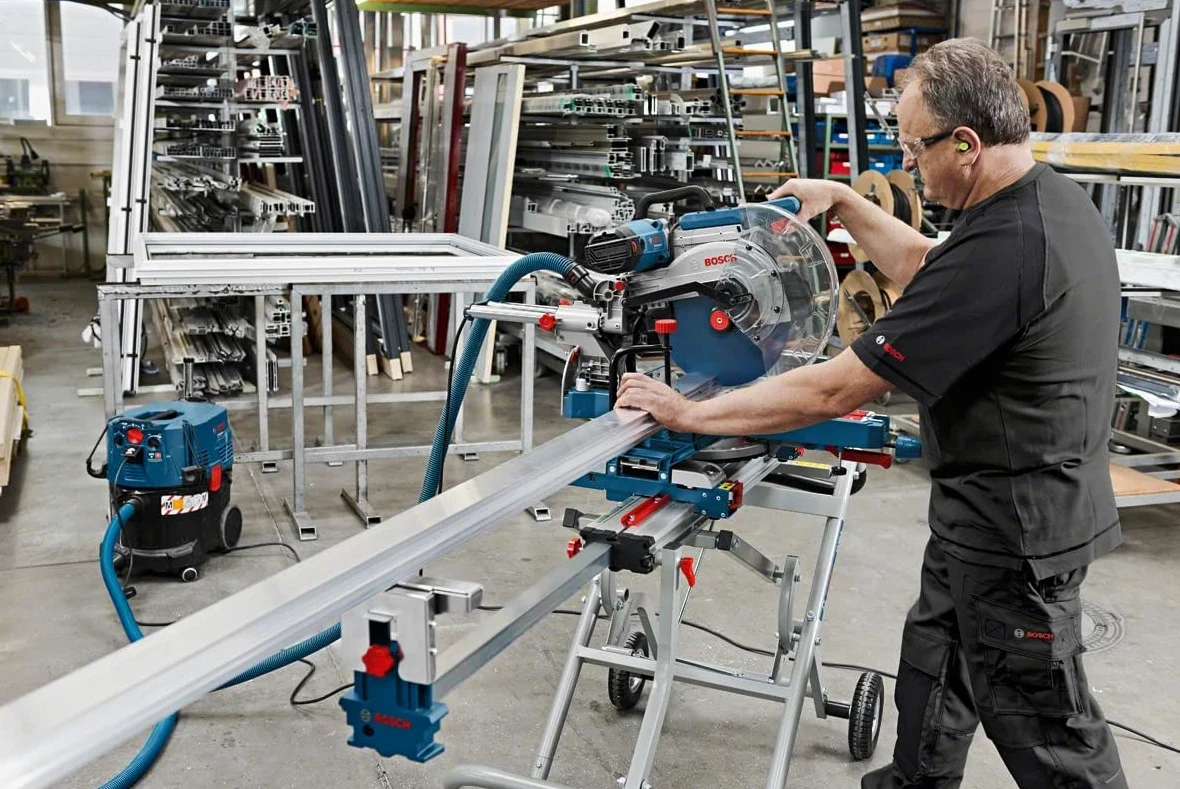 Bosch Professional Banco da lavoro e da trasporto GTA 2500 W per troncatrici radiali (lunghezza 1.044 mm, lunghezza con prolunga 2.504 mm, peso 34,8 kg, incl. supporto macchina)