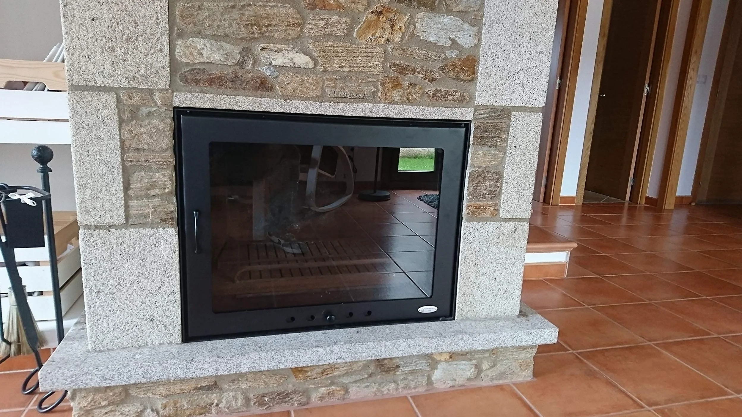 Sportello per caminetto in vetroceramica con regolazione dell'aria, l’installazione non richiede lavori, varie misure disponibili