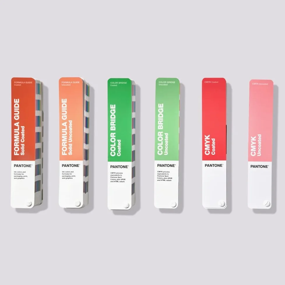 Pantone GPG301B Essentials Guide Set - Set di Mazzette di Riferimento dei Colori Rivestiti e Non Rivestiti in una Disposizione Cromatica dei Colori