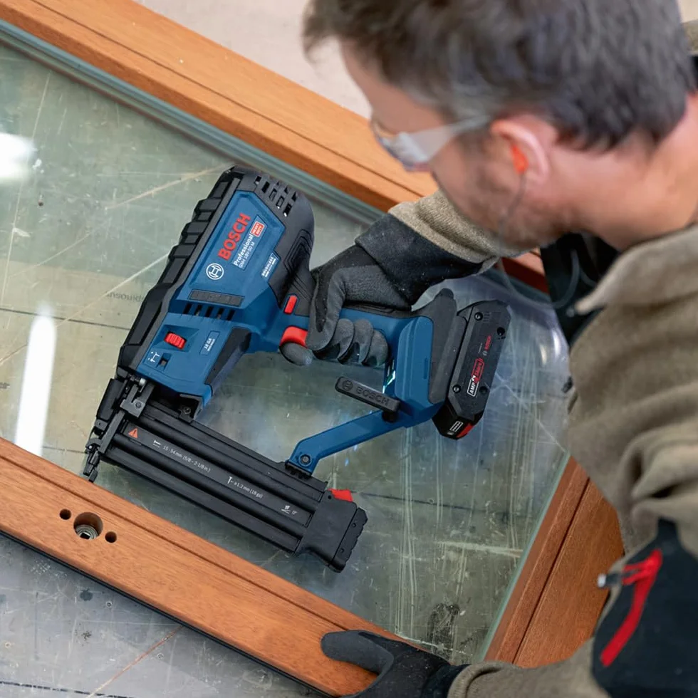 Bosch Professional 18V System Chiodatrice legno GNH 18V-50 M (azion.sing./a contatto,idonea per i seguenti chiodi: 16–54 mm,18 GA (1,2 mm) e ang. caricatore da 0°, L-BOXX, senza batt./caricabatt.)