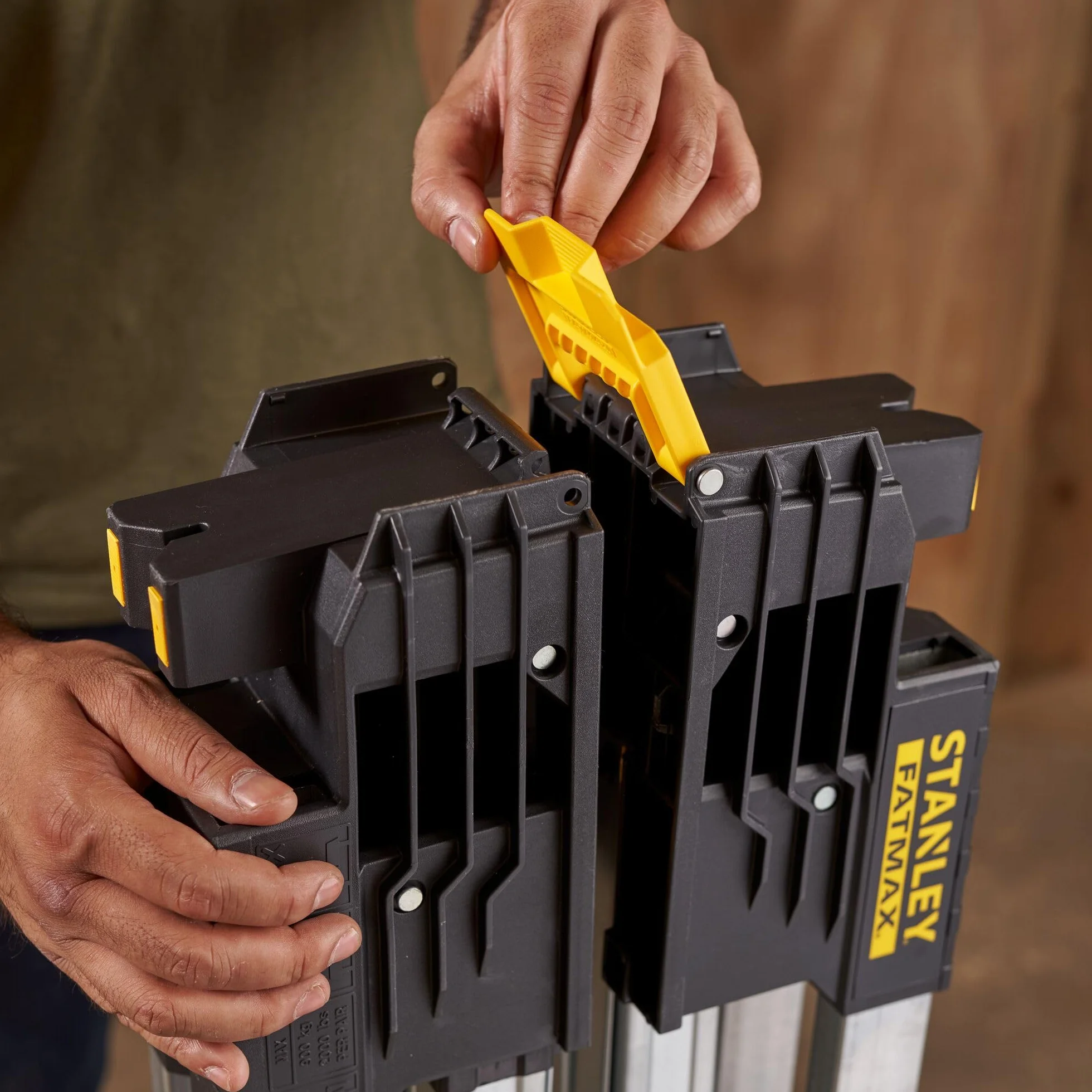 STANLEY FATMAX 900kg Cavalletto pieghevole in metallo (coppia) - Soluzione portatile e durevole per banco da lavoro con gambe in metallo, FMST1-75673