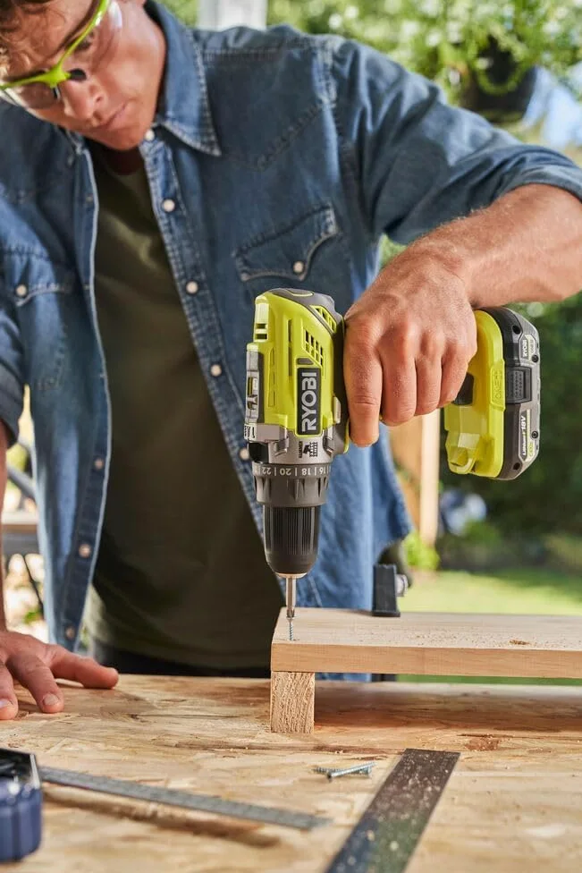 Ryobi R18PD32-1C20G, Trapano a Percussione a Batteria 18V ONE+, 2 Velocità, 24 Posizioni di Coppia, Ideale per Forare Legno e Muratura, Luce LED, 1 Batteria al Litio 2.0Ah e 1 Caricabatterie