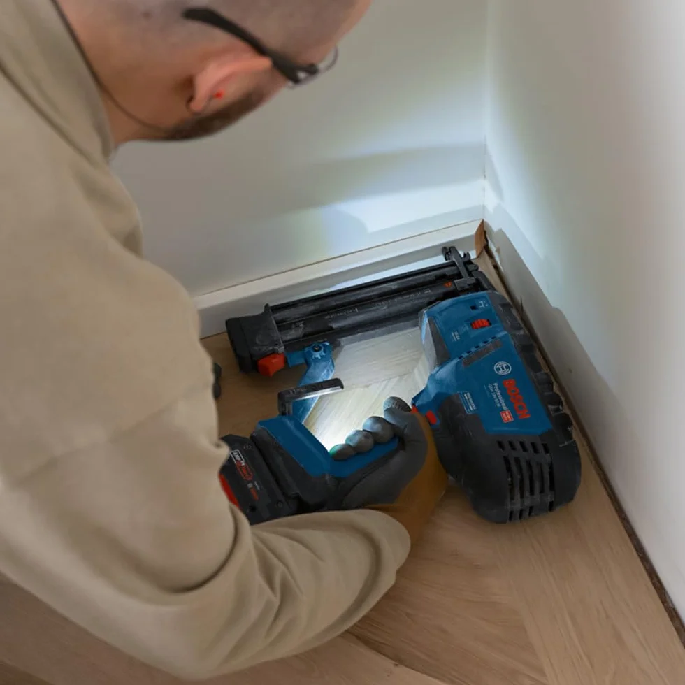 Bosch Professional 18V System Chiodatrice legno GNH 18V-50 M (azion.sing./a contatto,idonea per i seguenti chiodi: 16–54 mm,18 GA (1,2 mm) e ang. caricatore da 0°, L-BOXX, senza batt./caricabatt.)
