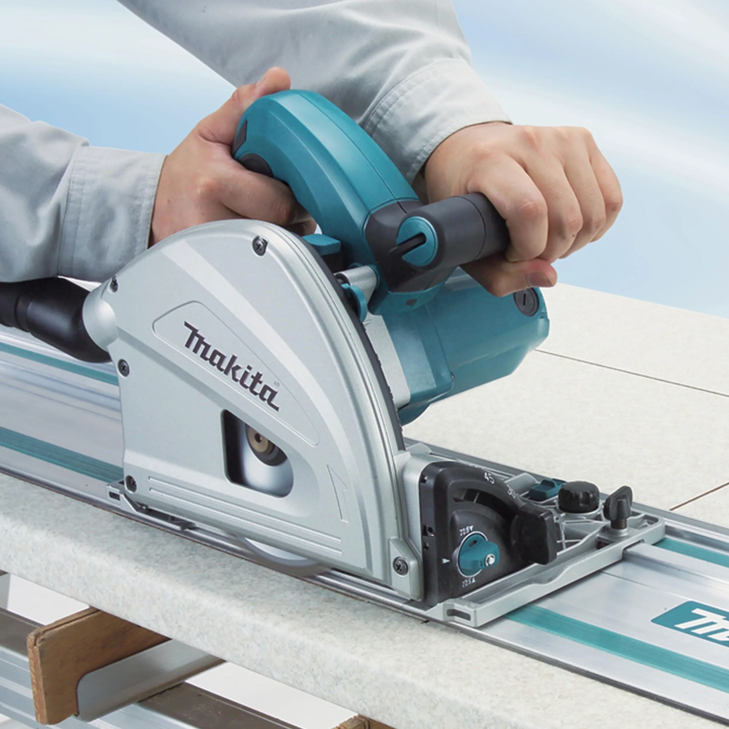 Makita SP6000J1 - Sierra incisione con ferrovia e valigetta MakPac