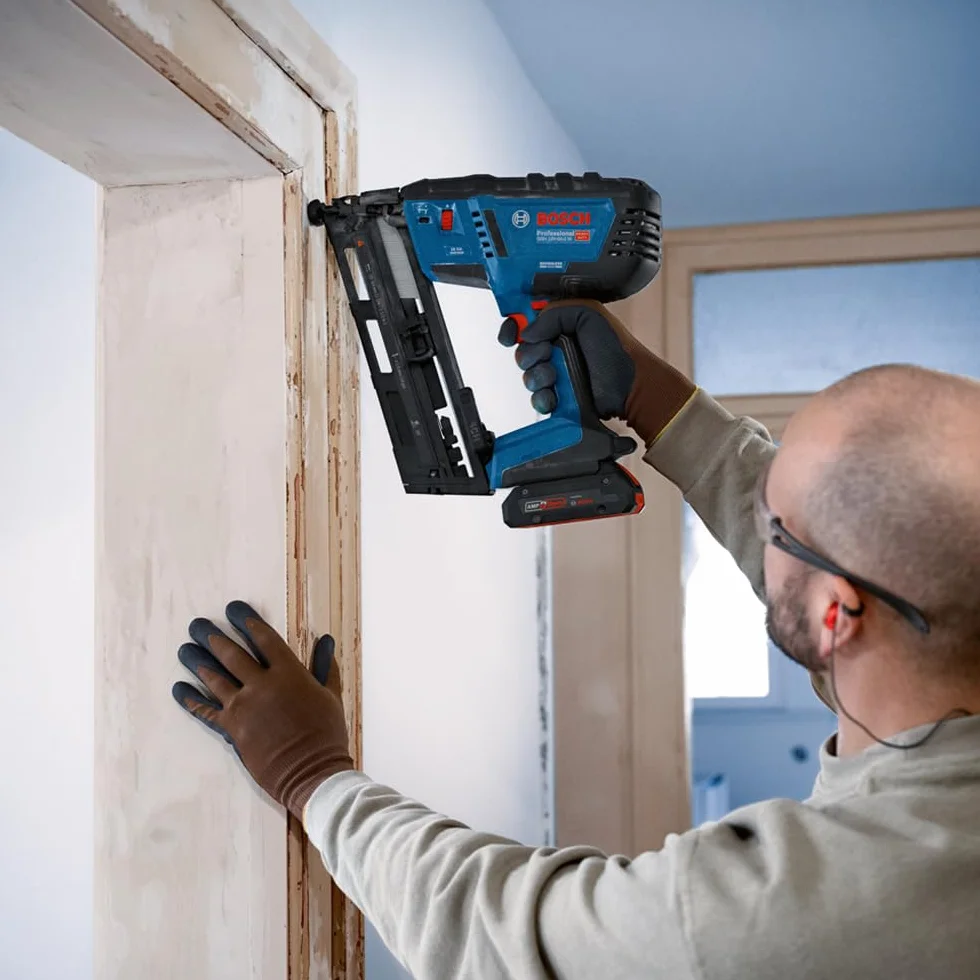 Bosch Professional 18V System Chiodatrice legno GNH 18V-64-2 M (azion.sing./a contatto,idonea per i seguenti chiodi: 32–64 mm, 16 GA (1,6 mm) e angolo caricatore da 20°, senza batt./caricabatt.)