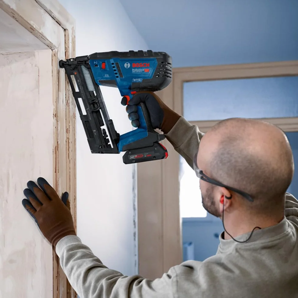 Bosch Professional 18V System Chiod. legno a batteria GNH 18V-64-2 (mod. azion. singola, idonea per chiodi: 32–64 mm,16 GA (1,6mm) e ang. caricatore da 20°, L-BOXX, senza batt./caricabatt.)