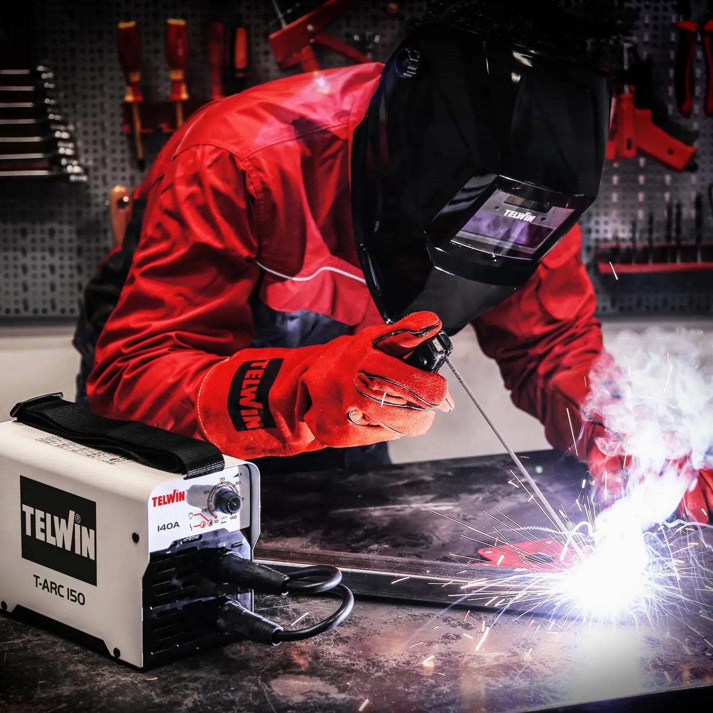 Telwin T-ARC 150 Saldatrice ad Elettrodo con Accessori per Saldatura MMA. 20-140a