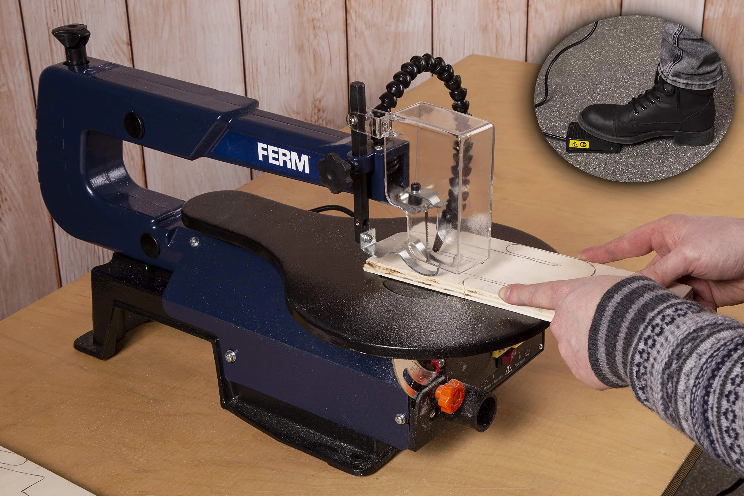 FERM Sega da traforo 120W - interruttore a pedale. Include lame TPI e chiave a brugola.