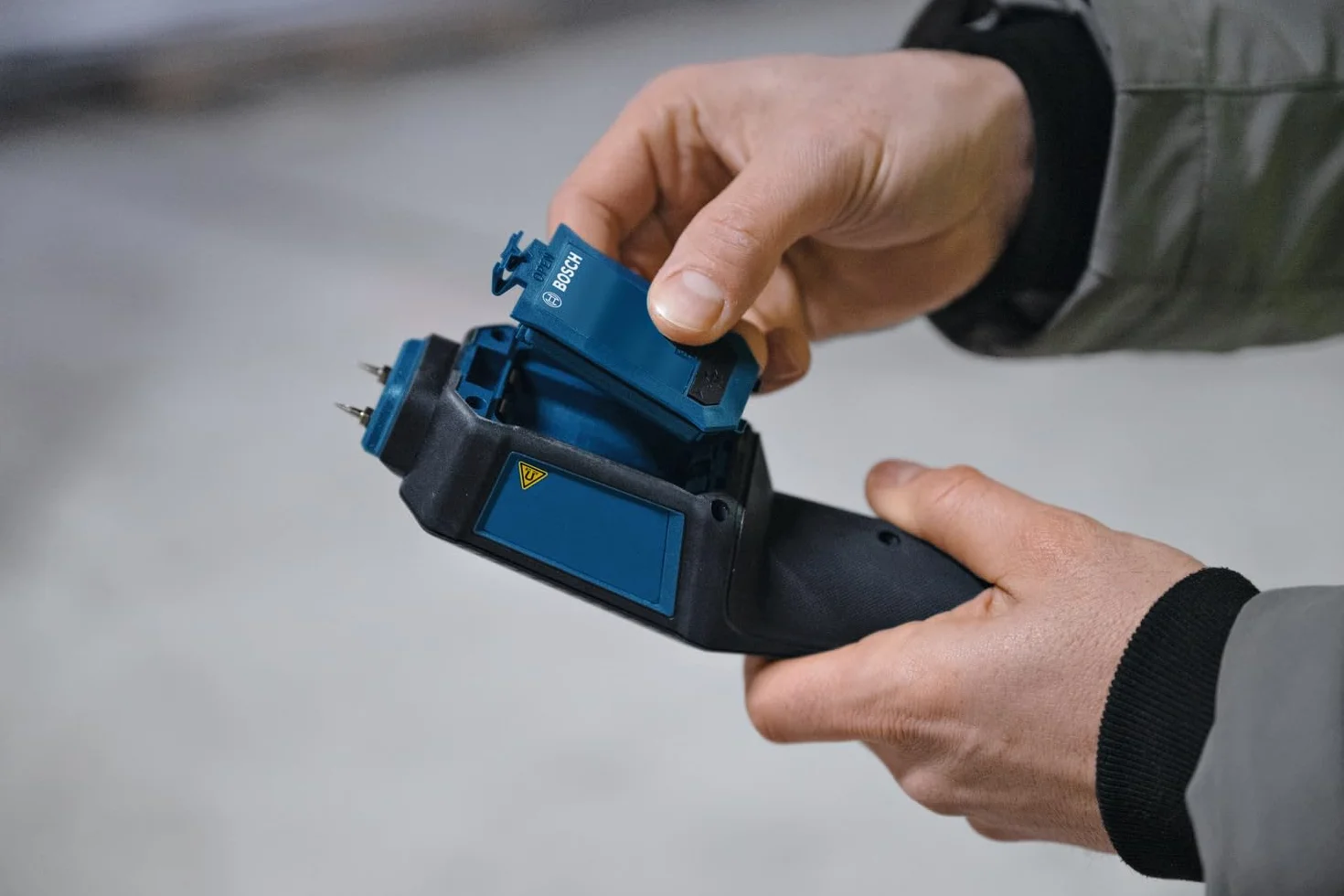Bosch Professional Igrometro GMP 1-13 (con pin di misurazione, misura 37 tipi di legno e 10 materiali da costruzione, protezione IP65, LCD ad alto contrasto, 2 batterie AA, custodia)