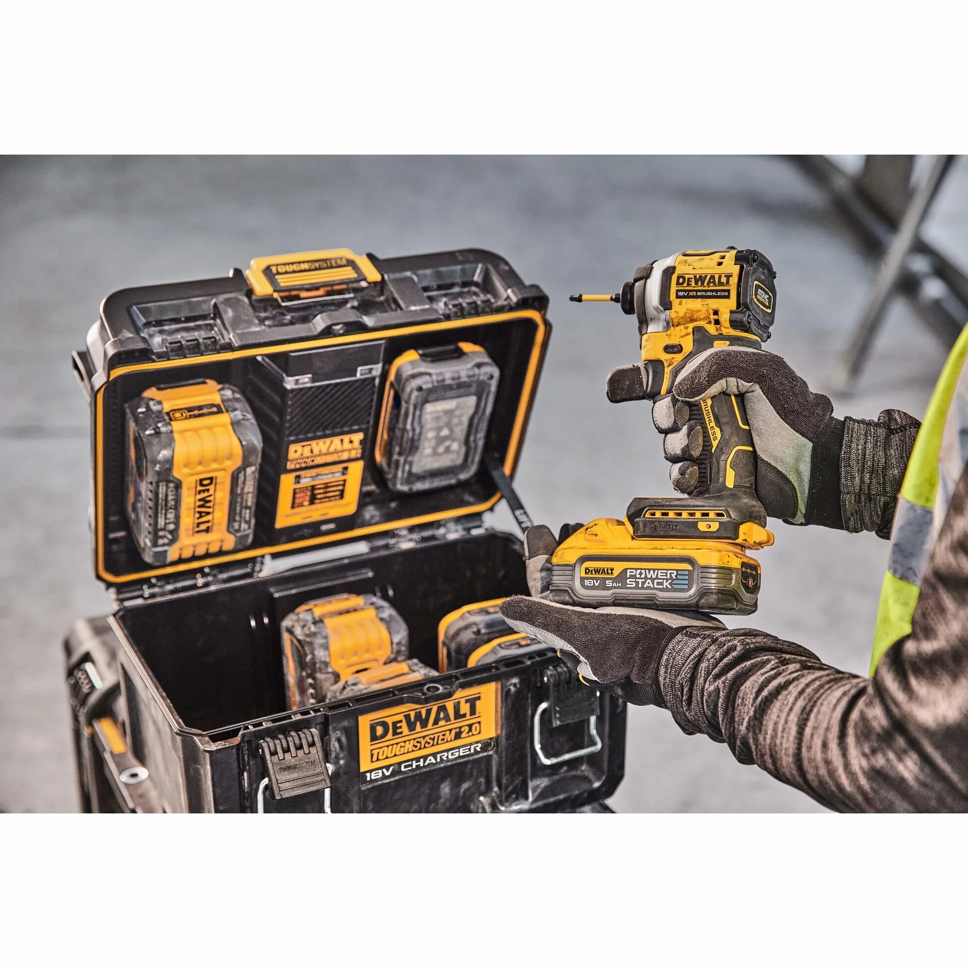 Dewalt Dwst83471-Qw 1/2 Tough System 2.0, Doppio Caricabatteria 4A con Carica Simultanea per Batteria Xr 18V, Flexvolt, Ventola Interna per Dissipazione Calore Quando Chiusa