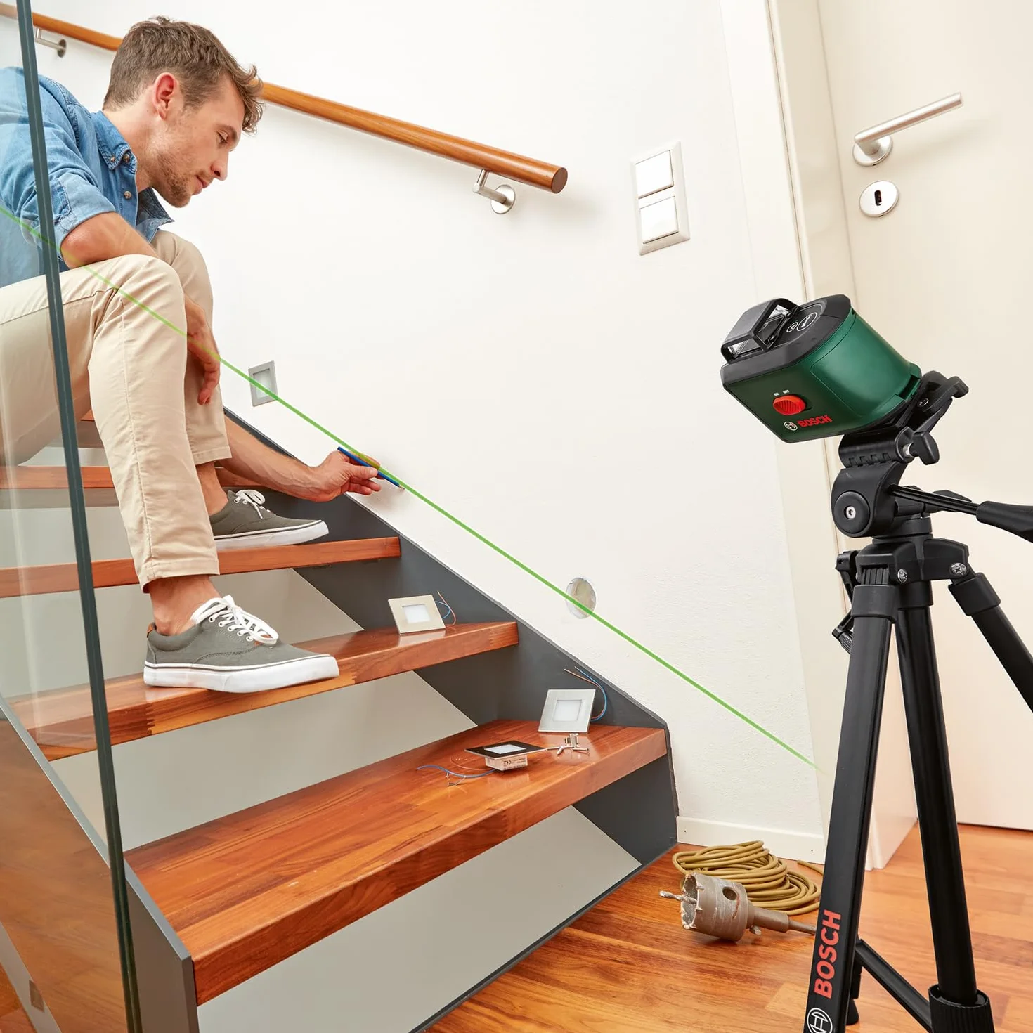 Bosch livella laser multifunzione UniversalLevel 360 con treppiede premium (linee laser verticali + orizzontali incl. 360° per allineamento dell'intera stanza, in scatola di cartone E-Commerce)