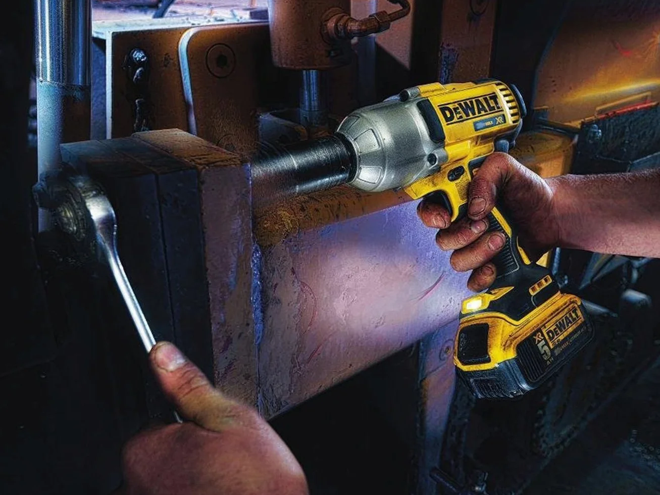 DeWalt DCF899P2-QW Trapano avvitatore a impulsi attacco 1/2" a batteria, 18V, 5.0 Ah, motore Brushless