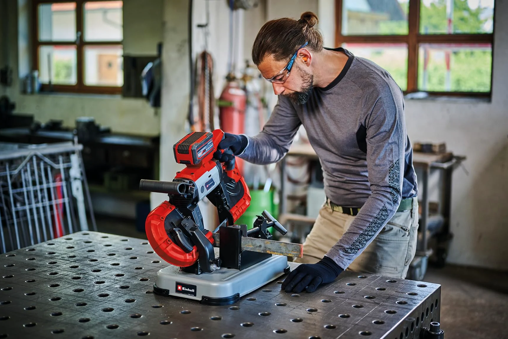 Einhell Sega a nastro per metallo a batteria TE-MB 18/127 U Li-Solo Power X-Change (18 V, altezza di taglio 115 mm, larghezza di taglio 127 mm, telaio inferiore, incl. 2 lame a nastro, senza batteria)