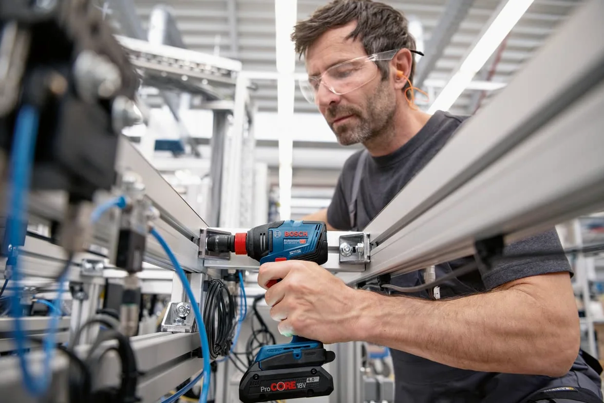Bosch Professional 18V System Avvitatore a massa battente a batteria GDX 18V-210 C (coppia max. 210 Nm, 2 batterie GBA 18V 5.0Ah, caricabatteria rapido GAL 18V-40, in L-BOXX 136), Blue