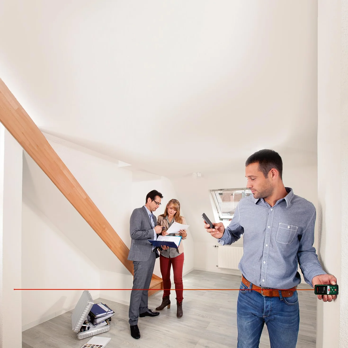 Bosch Metro Laser Distanziometro Laser UniversalDistance 50C (misura distanze fino a 50 m con precisione, connettività Bluetooth, funzioni di misurazione, in scatola di cartone E-Commerce)