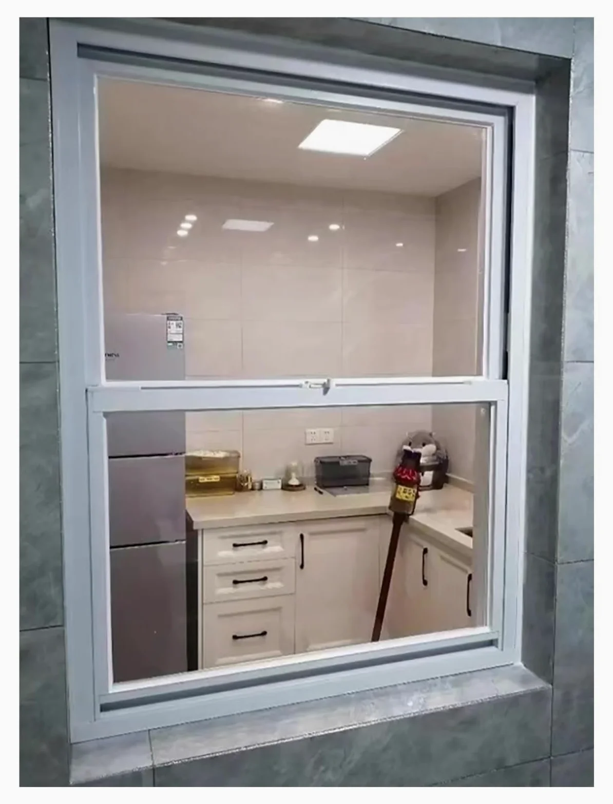 PEYNIR Finestre Finestra scorrevoli Finestre scorrevoli Verticali in Alluminio Bianco, Cucina/Bagno/Soffitta Finestra di Ventilazione con Vetro Trasparente e zanzariera, Finestre(W71cm x H98cm)