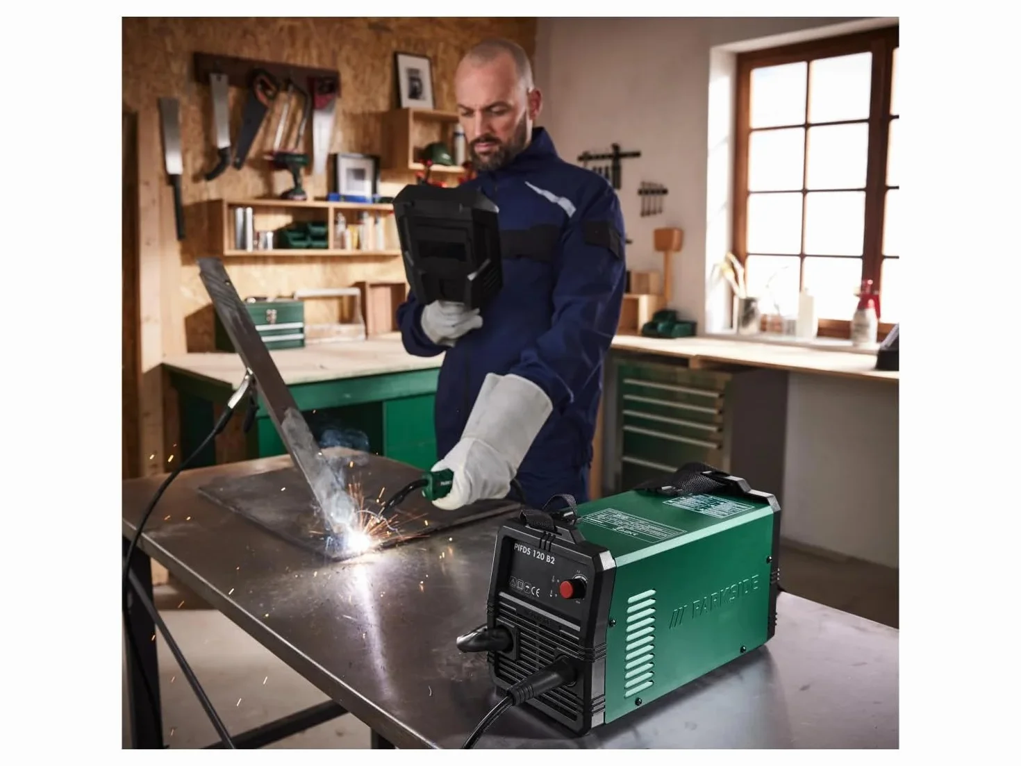 Offerta FITNMORE per saldatrice inverter a filo animato PARKSIDE PIFDS 120 con accessori, portachiavi apribottiglie HEADNMORE, matita da carpentiere HEADNMORE e calze da lavoro PARKSIDE
