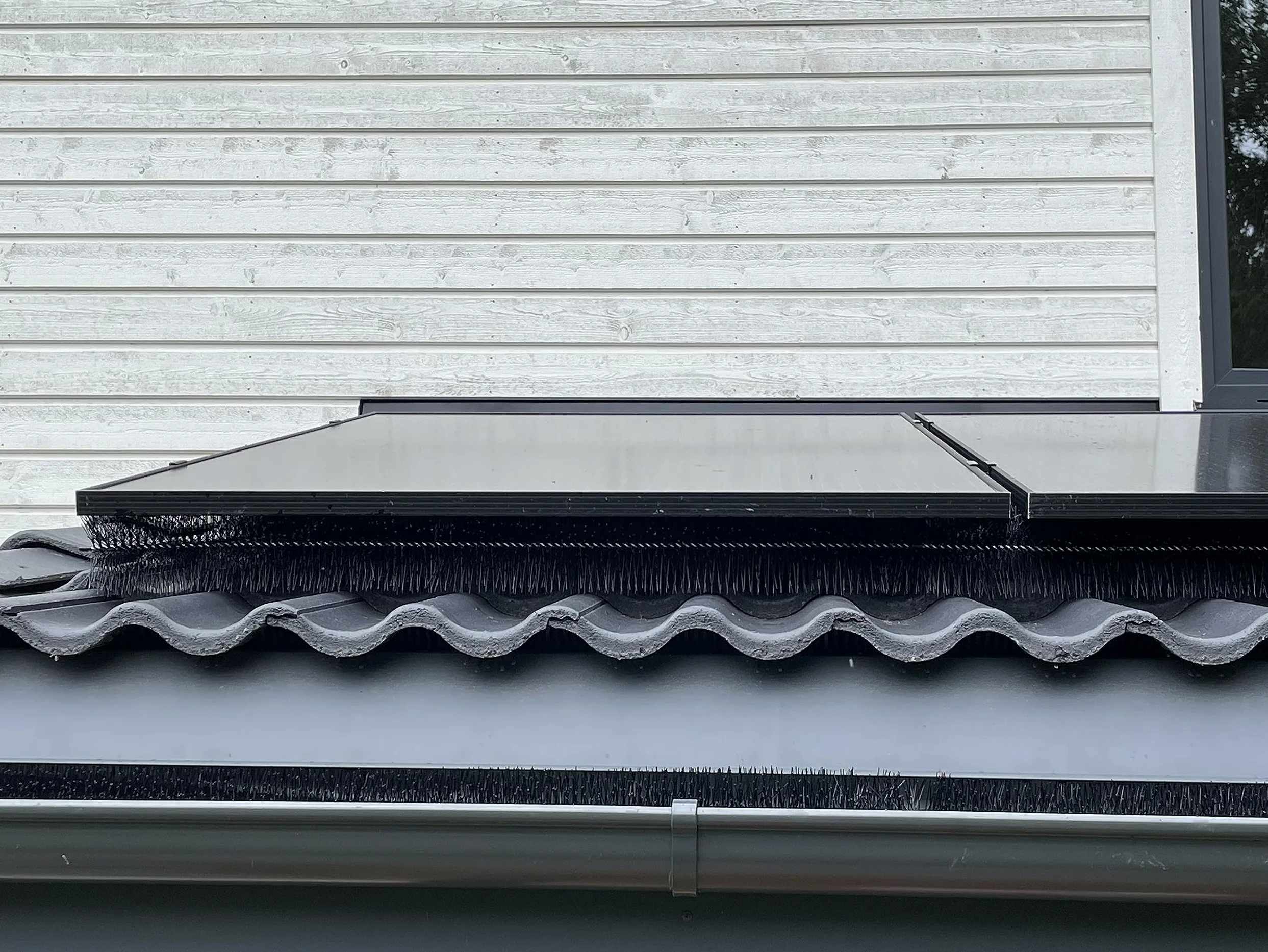 Spazzole per Grondaia Ø12 cm, 24m (20x120 cm) | Filo Inossidabile con Ganci | Protezione da Foglie | Resistente e Facile da Installare