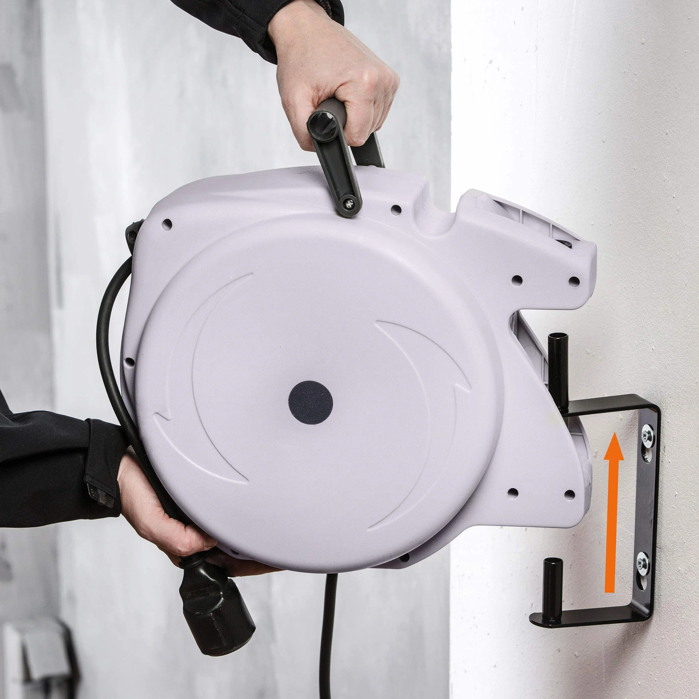 as - Schwabe avvolgicavo automatico 20 m, 180° orientabile, montaggio a parete o soffitto, rimovibile uso mobile, 230 V 16 A, IP20 interno