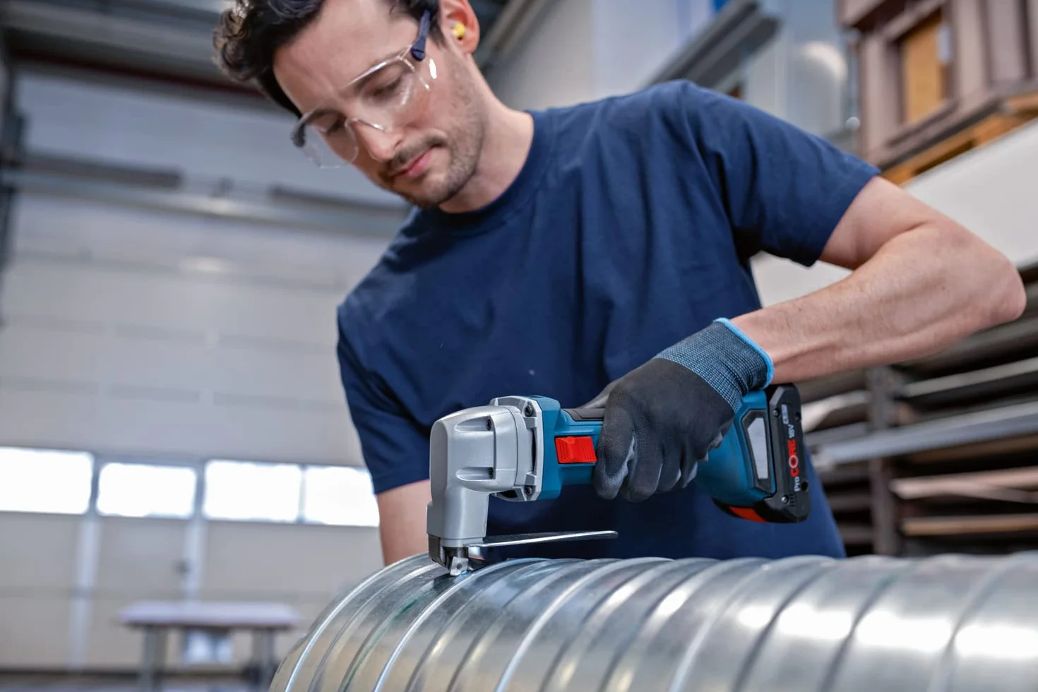 Bosch Professional 18V System Cesoia per lamiera a batteria GSC 18V-16 E (potenza 700 W, diam. impugnatura 156 mm, tecnologia motore brushless, senza batteria/caricabatteria)