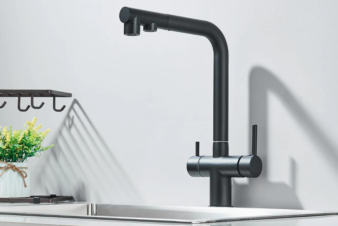 Rubinetto da cucina a 3 vie VENOM Pull-Out con doccetta estraibile, tubo separato per acqua potabile filtrata, beccuccio girevole a 360°, 2 tipi di getto, cartuccia in ceramica, corpo in ottone (nero)