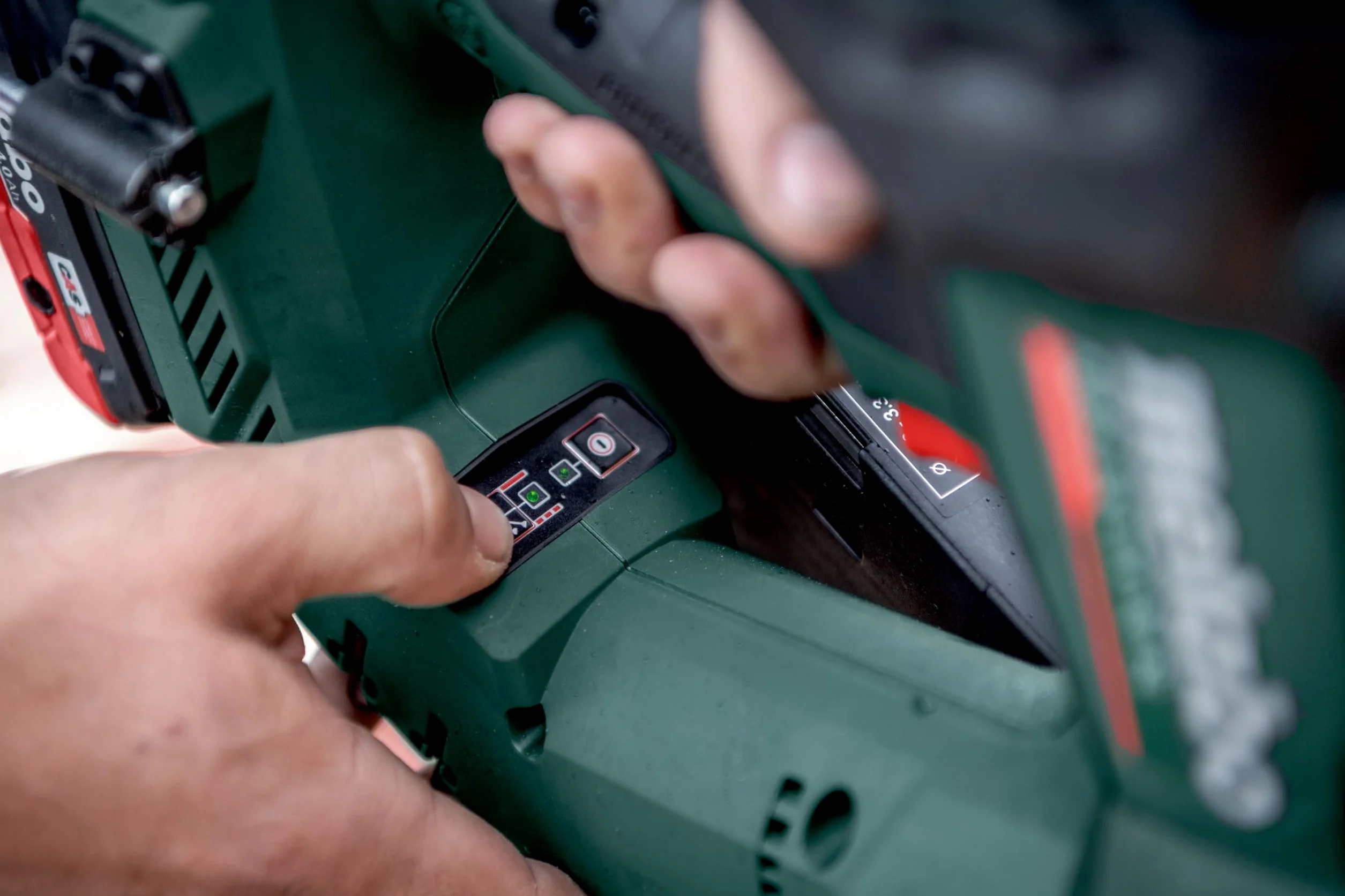 Metabo chiodatrice a batteria NFR 18 LTX 90 BL – 612090840 – 18 V – Con tecnologia a percussione pneumatica per lavori versatili di pavimentazione e installazione – Senza batteria e caricabatterie