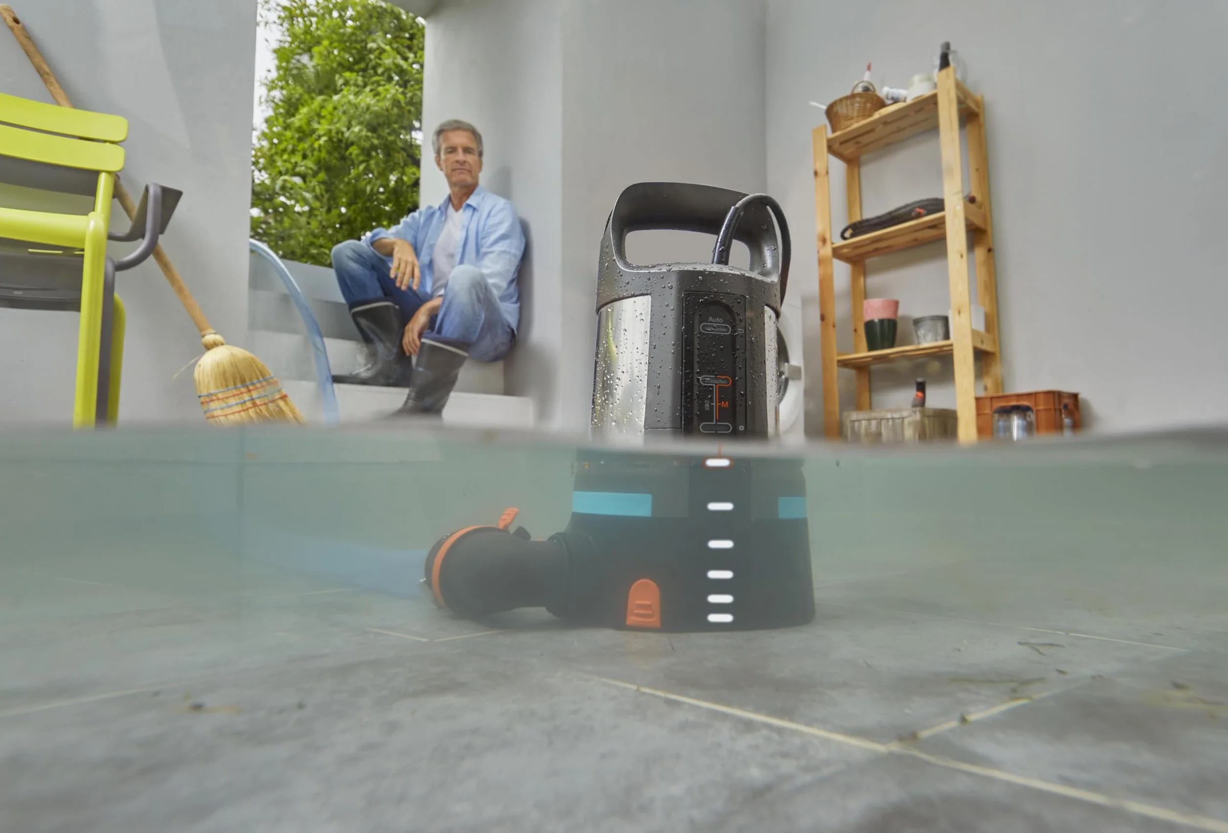 Gardena Pompa a Immersione Acque Pulite Aquasensor 750 W, Portata 17.000 l/h, Prevalenza Max 9 m, Aspirazione Piatta Fino a 1 mm, Galleggiante Integrato, Regolazione Touch Control (9036-20)