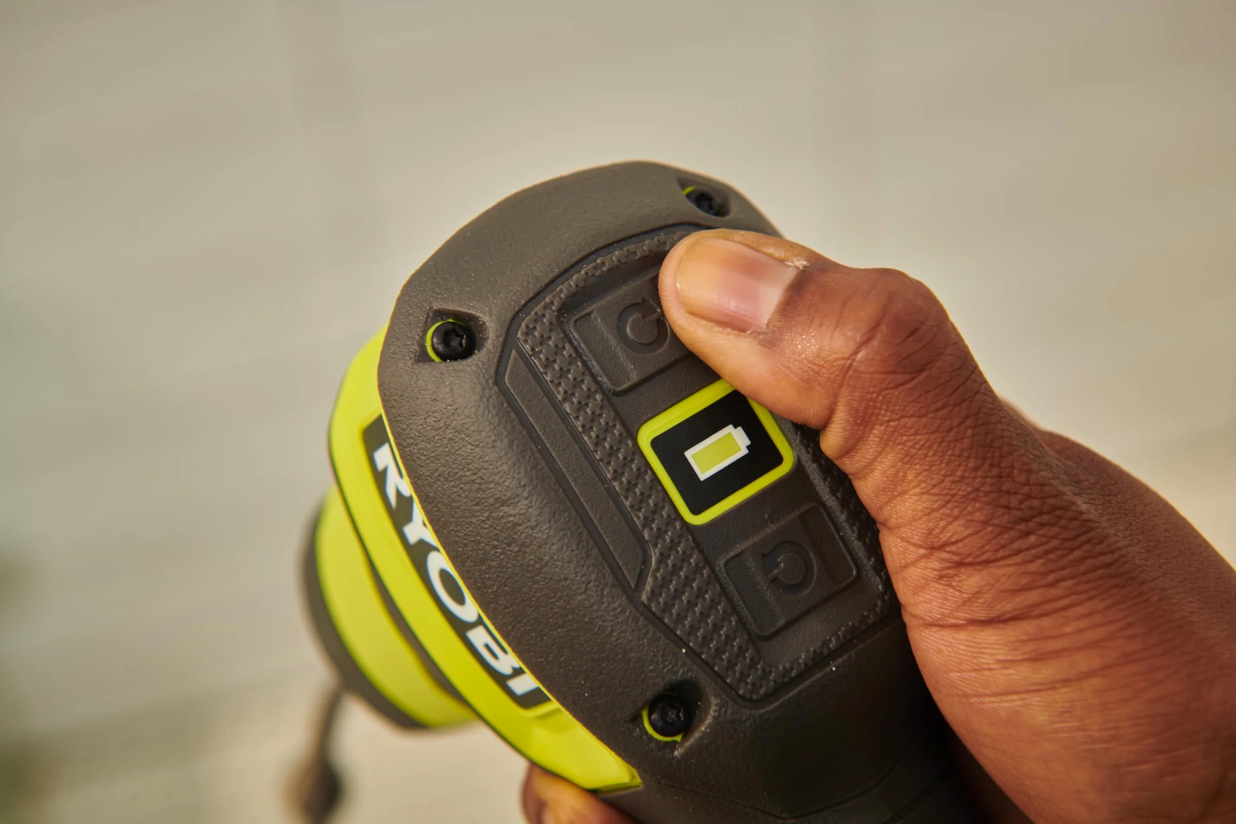 RYOBI Sbocco wireless 4 V USB al litio RDA4-0 - Cavo 0,9 m, testa 10 mm, 200 giri/min, IPX7 impermeabile, diametro tubi 32-50 mm, compatto e leggero, per lavelli, vasche e docce (senza batteria)