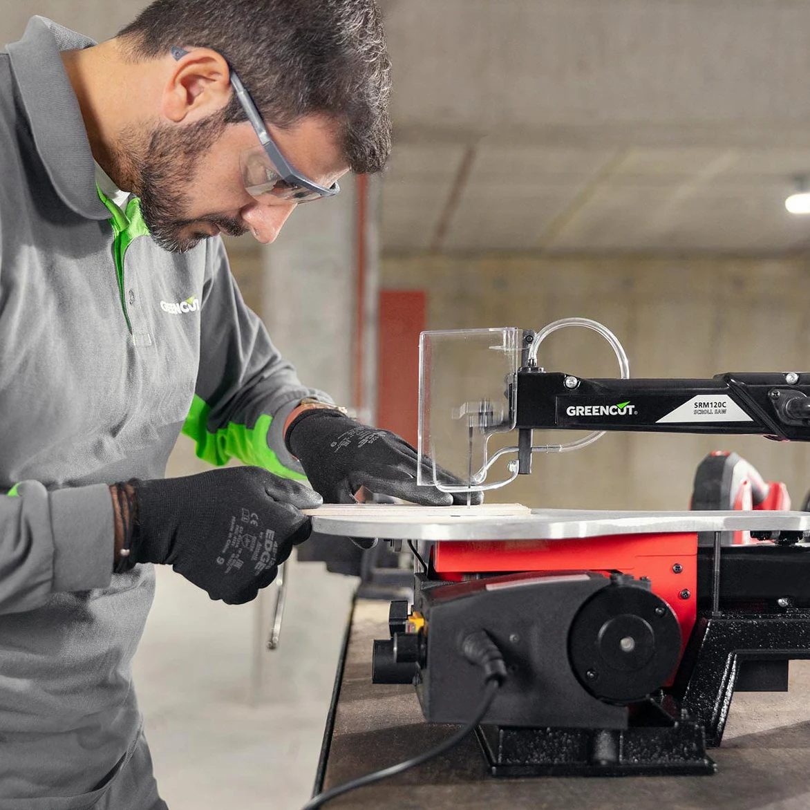 GREENCUT SRM120C - Sega elettrica da traforo da 120W a velocità variabile da 400 a 1650 giri/minuto, lunghezza lama 133 mm, strumento per l'officina e la casa, protezione lama retrattile