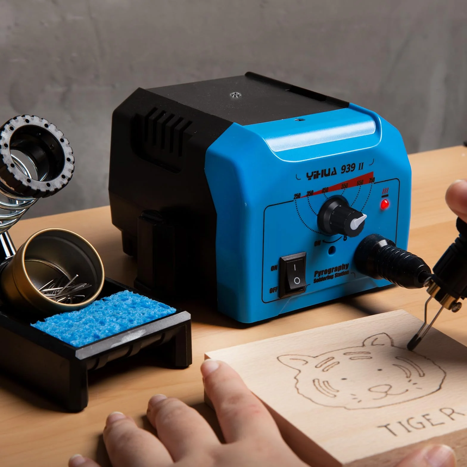 YIHUA 939-II Kit Stazione per Pirografia su Legno con Penna per Pirografia Regolabile a Temperatura, Impugnatura Morbida, 20 Punte in Filo, 2 Stencil, Supporto Sicuro EU Plug (4 Pezzi di Legno)