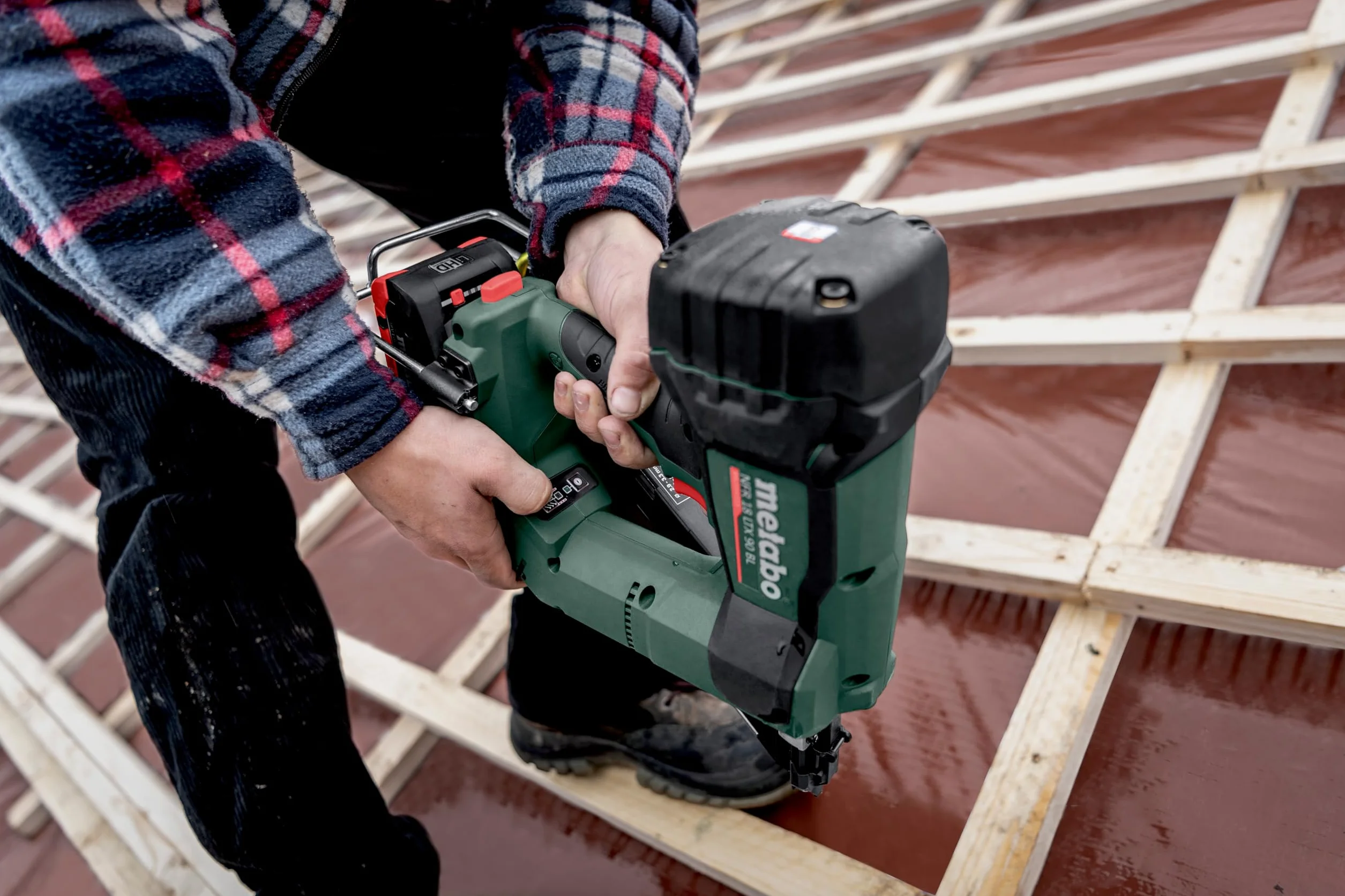 Metabo chiodatrice a batteria NFR 18 LTX 90 BL – 612090840 – 18 V – Con tecnologia a percussione pneumatica per lavori versatili di pavimentazione e installazione – Senza batteria e caricabatterie