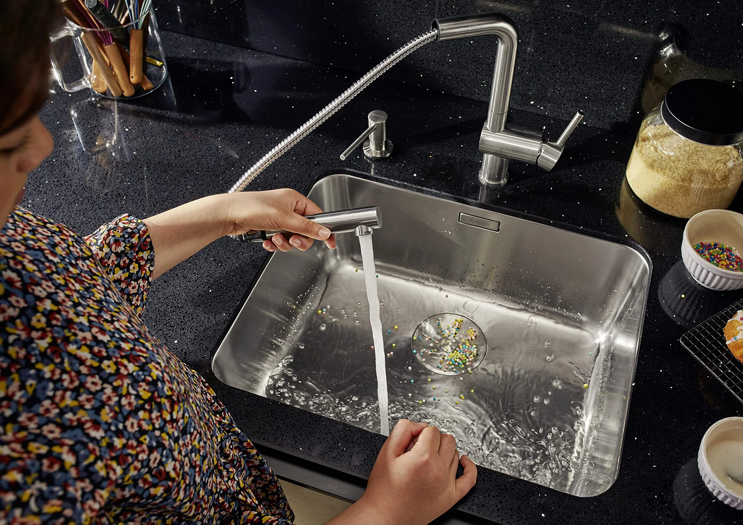 BLANCO LINUS-S | Rubinetto da cucina in acciaio satinato scuro | alta pressione | con tubo estraibile | prevenzione del riflusso | cartuccia in ceramica | qualità sicura dell'acqua e risparmio idrico