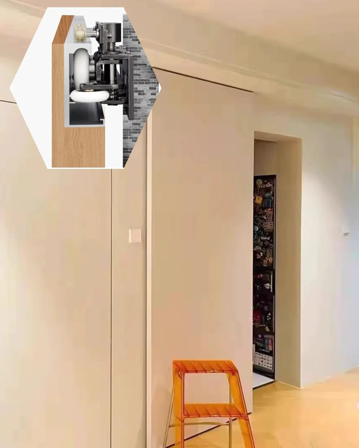 Kit hardware per porta scorrevole con binario invisibile e meccanismo di chiusura ammortizzata per un funzionamento fluido e silenzioso della porta